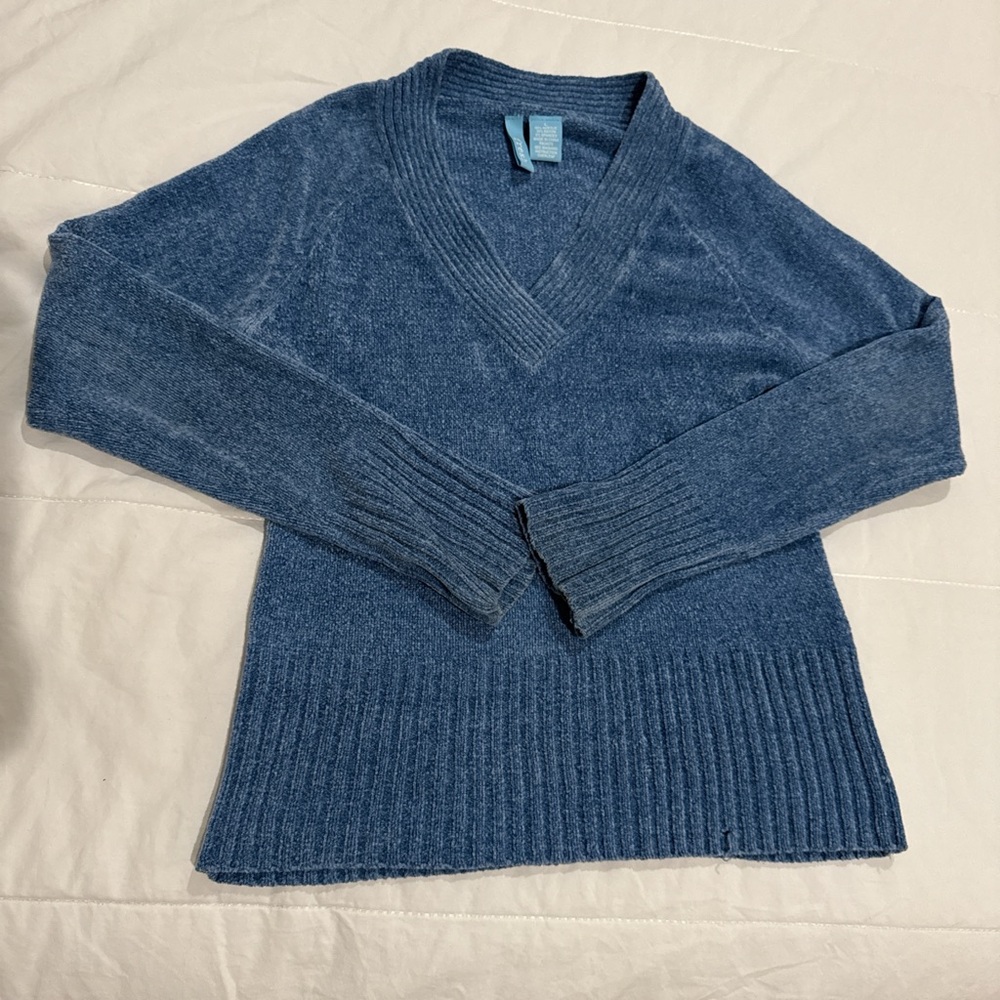 Fresh Blue V-Neck Sweater with Ribbed Hem